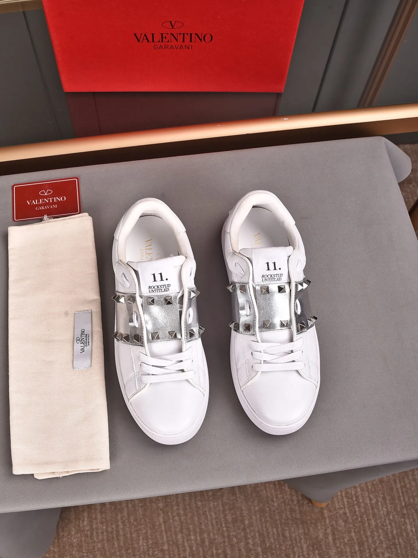 Men's shoes 440💰 (men and women couples) Valentino classic color matching series casual shoes. Made with heavy craftsmanship, good products pay attention to every detail. A must-have trendy item that can be worn all year round, it has been worn by many celebrities and Internet celebrities~~Imported cowhide surface, unique design concept, sheepskin lining, counter quality. Women’s clothing 35-40. Men’s clothing 39-44, 45-46 (returns and exchanges are not supported for custom-made items)